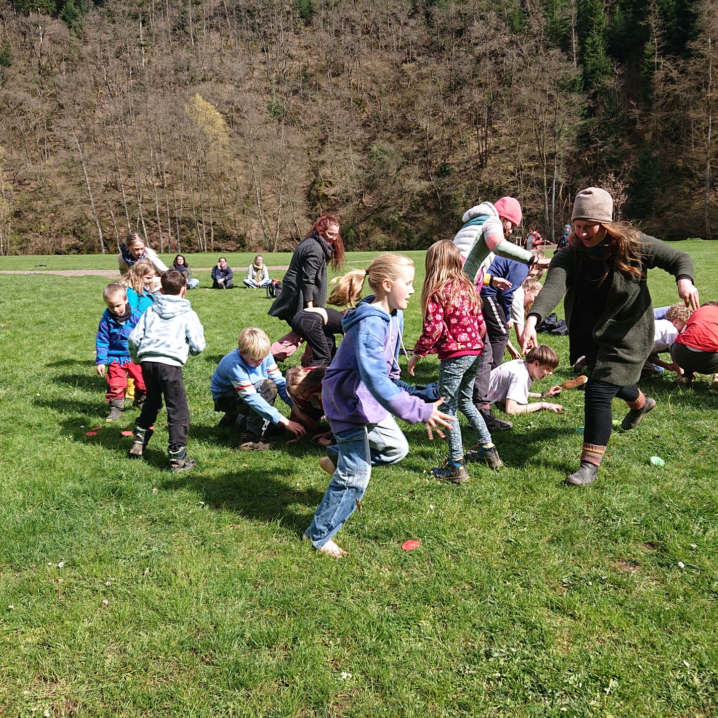 Bei der Eventrucksack Olympiade kämpfen die beiden Teams im "Scheiben umdrehen" gegeneinander