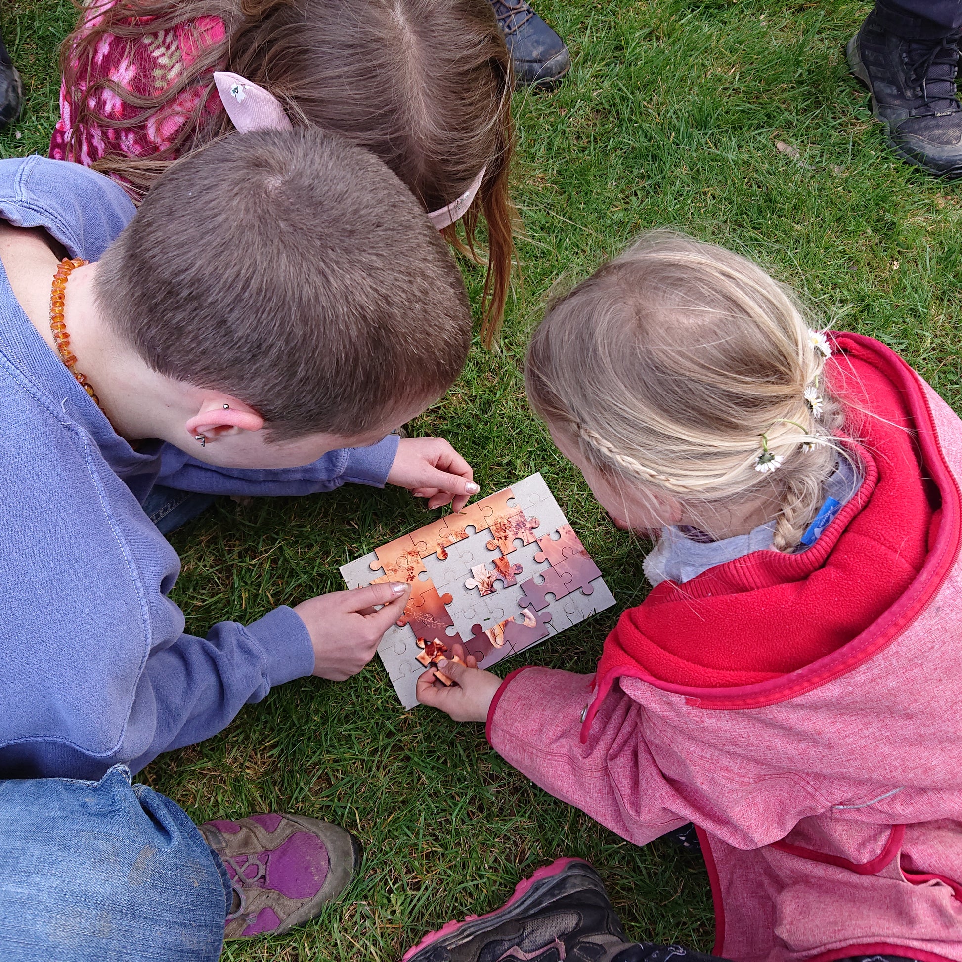 Beim "Puzzlelauf" muss das Puzzle so schnell es geht erstellt werden Die Puzzleteile müssen aber zuvor erstmal bei einem Staffellauf besorgt werden.