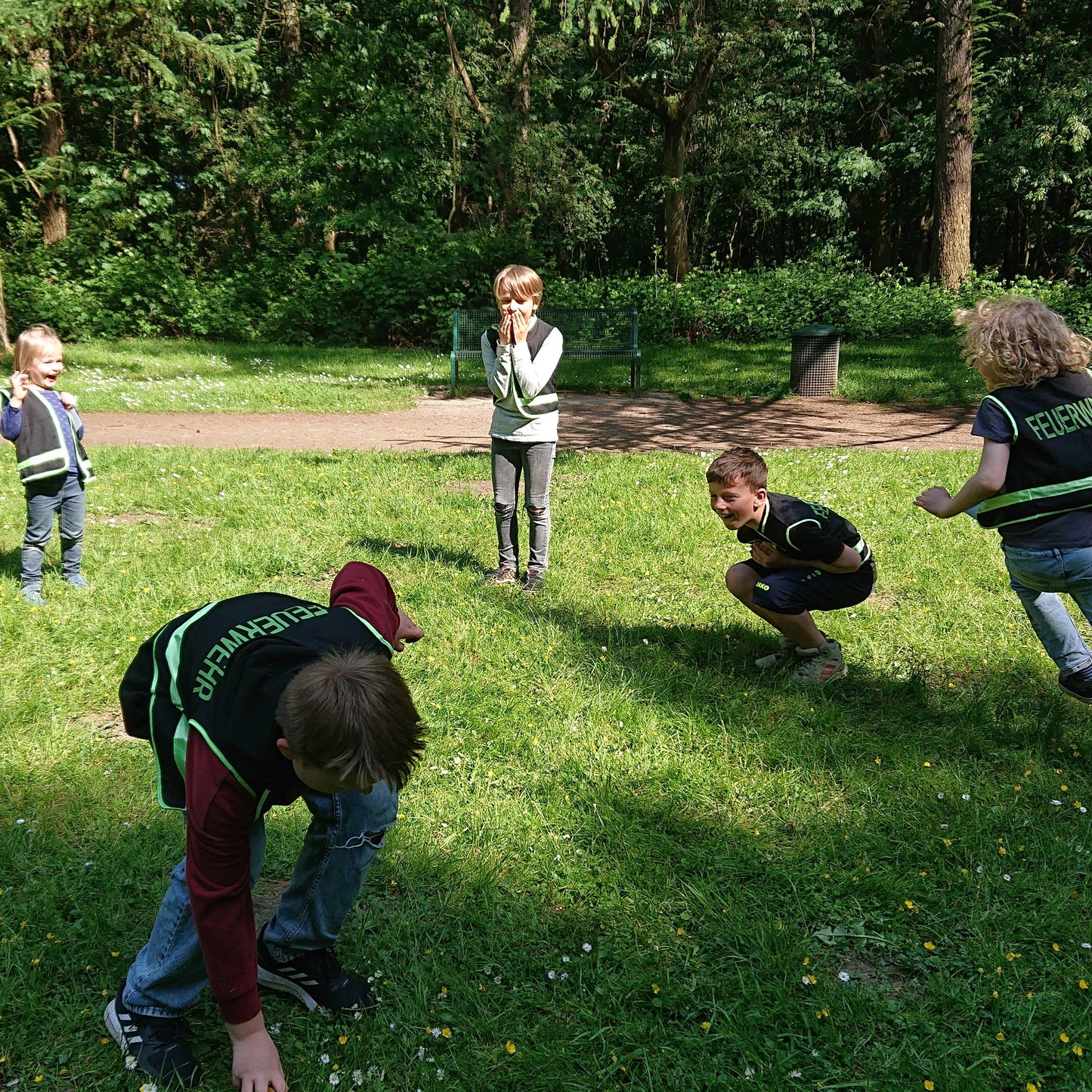 Bei dem Spiel "Dreh dich nicht um, den das Feuer, das geht um", müssen die Feuerwehrkinder sehr schnell sein