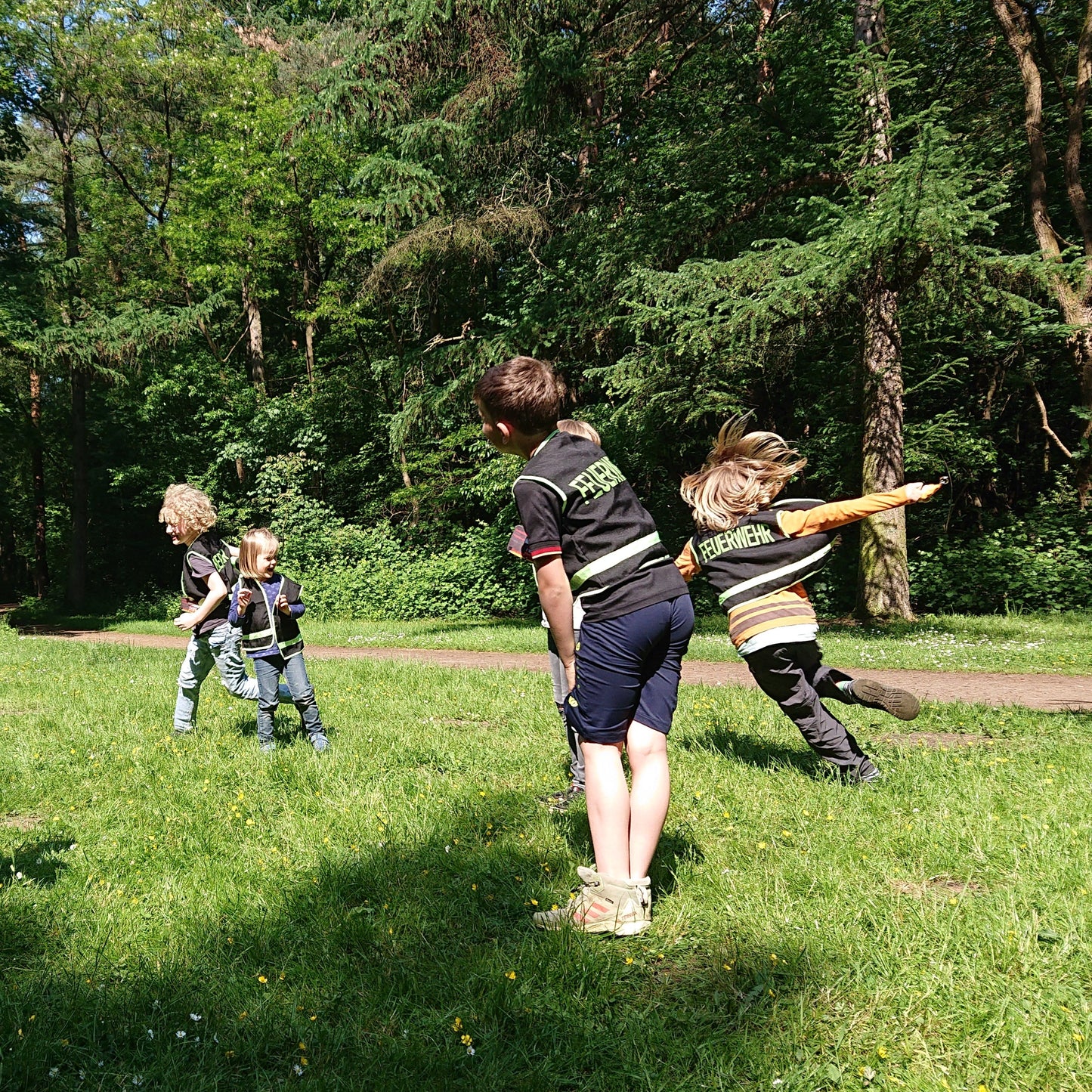 Hier spielen die Kinder das Spiel "Dreh dich nicht um, den das Feuer, das geht um"