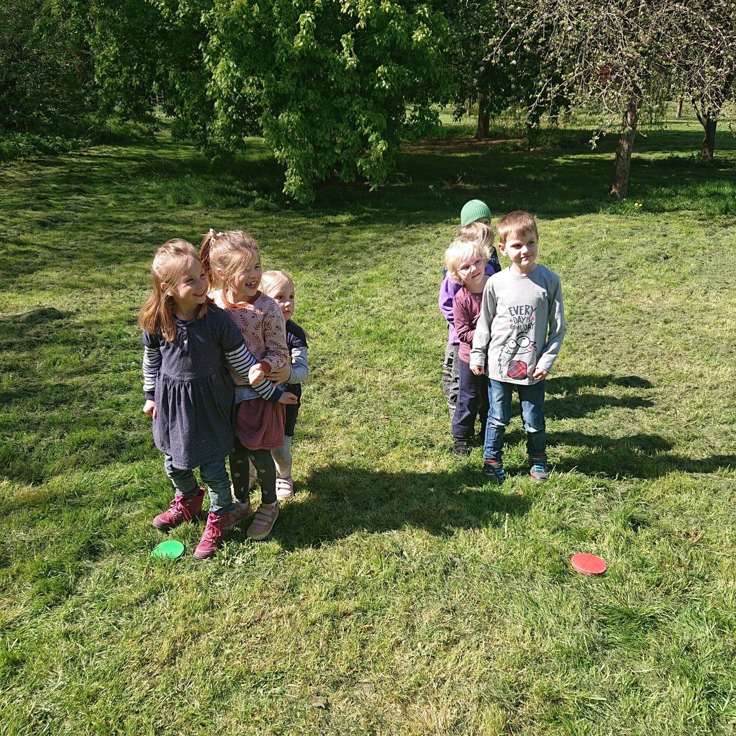 Kinder beim Pferde-Quiz. Springt auf die grüne Seite, wenn ihr der Geschichte glaubt und auf die rote Seite, wenn ihr denkt es handelt sich um eine Quatschgeschichte