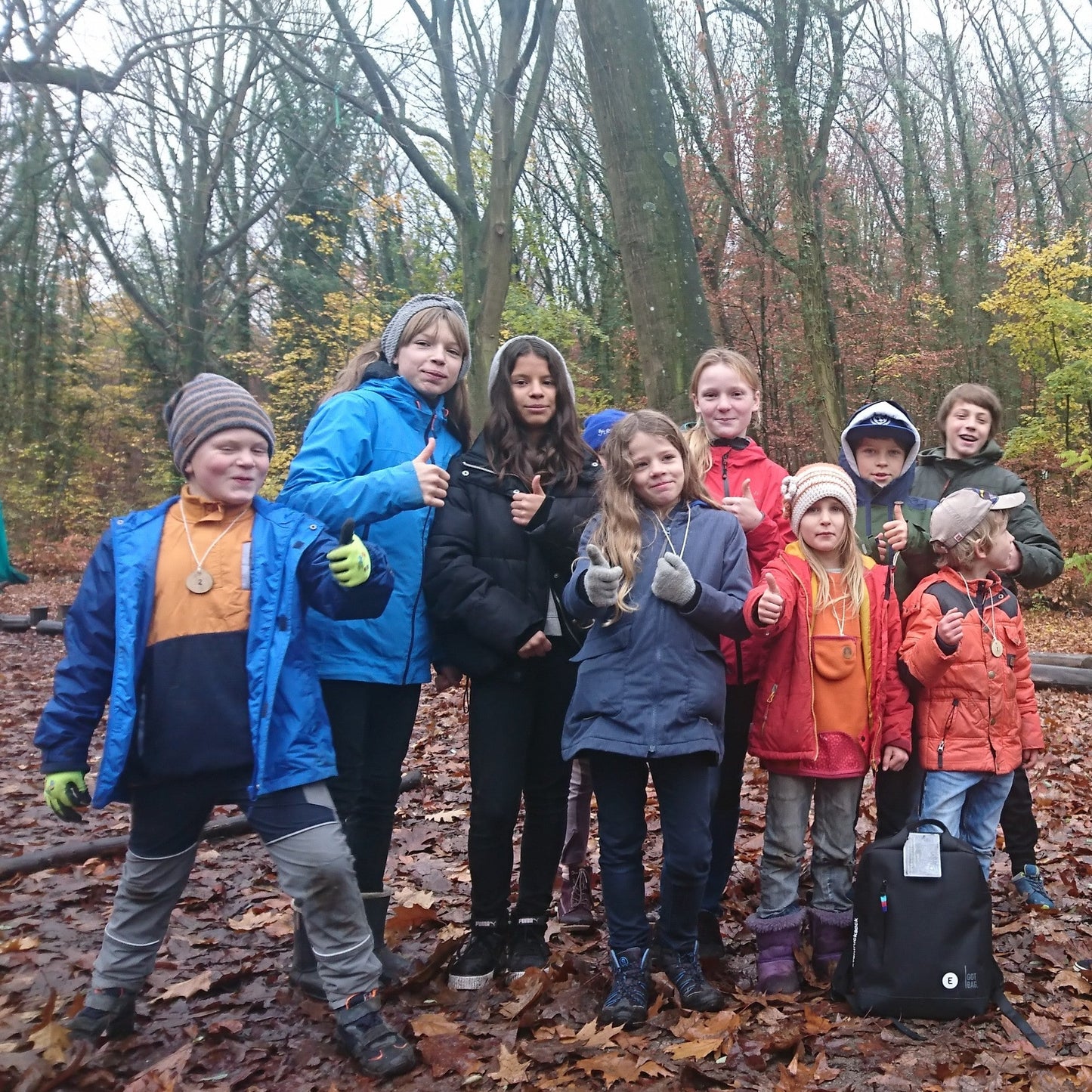 Stolze Olympionikinnen und Olympioniken am Ende eines Kindergeburtstages mit der Eventrucksack-Olympiade