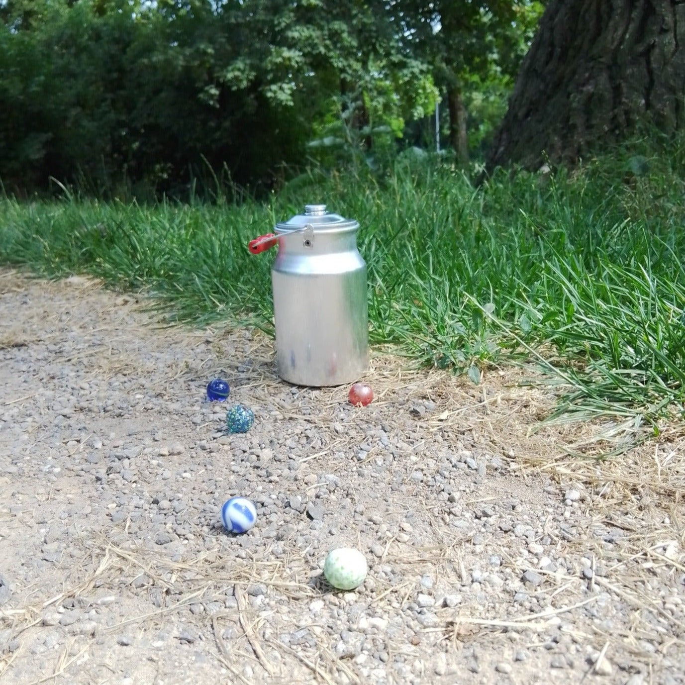 Das Murmelspiel mit der Milchkanne ist auf jedem Kindergeburtstag der Hit.