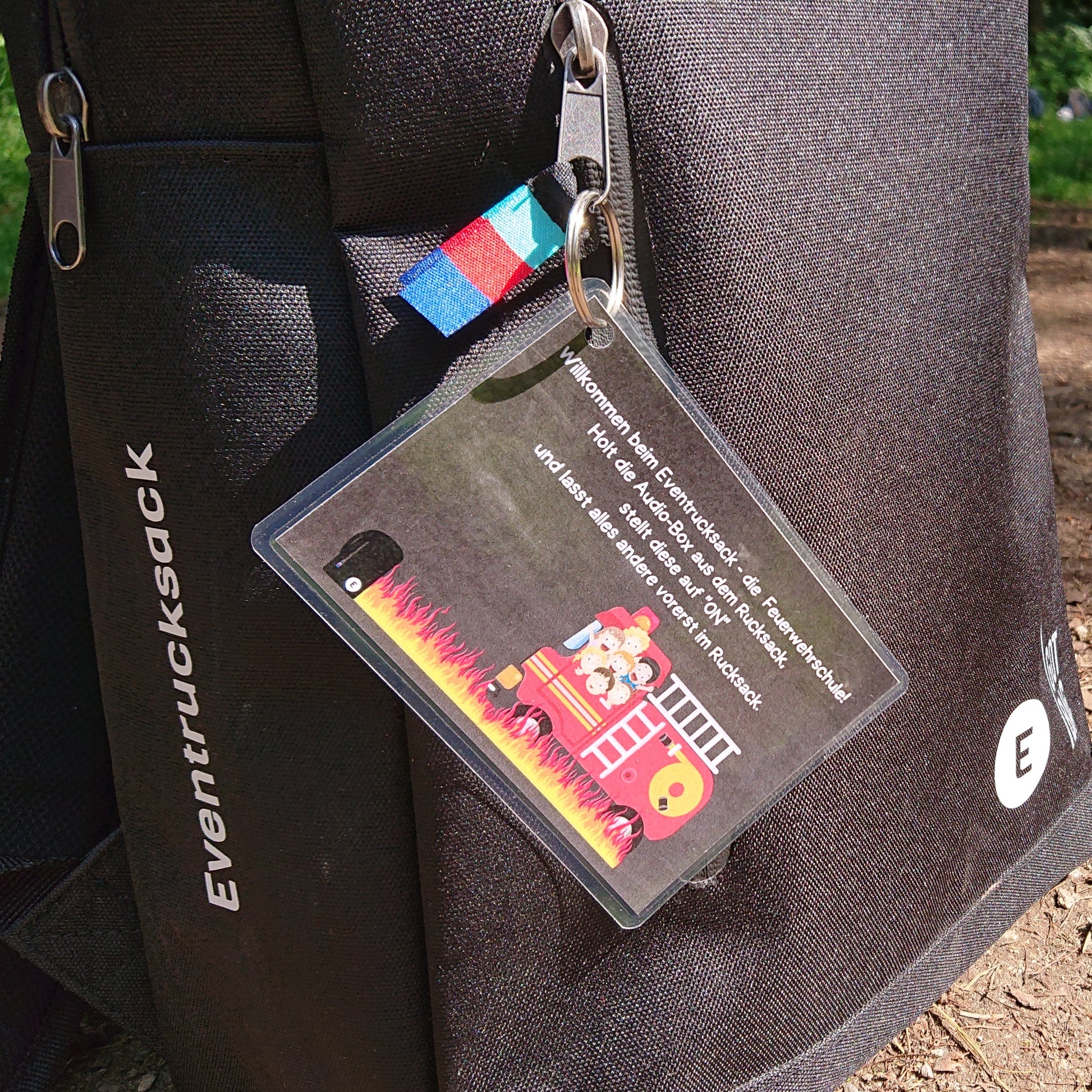 Mit einer kleinen Anweisung, die am Rucksack hängt, erhält man die Info, vorerst nur die Audiobox aus dem Rucksack zu ziehen