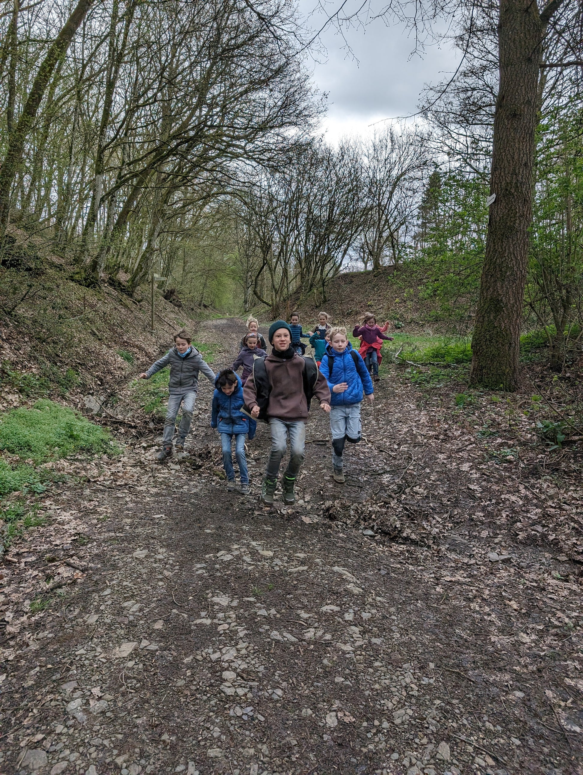 Fitness und Teamgeist ist bei der Schatzsuche gefragt. Hier müssen die Kinder bis zum nächsten Stopp hüpfen. 