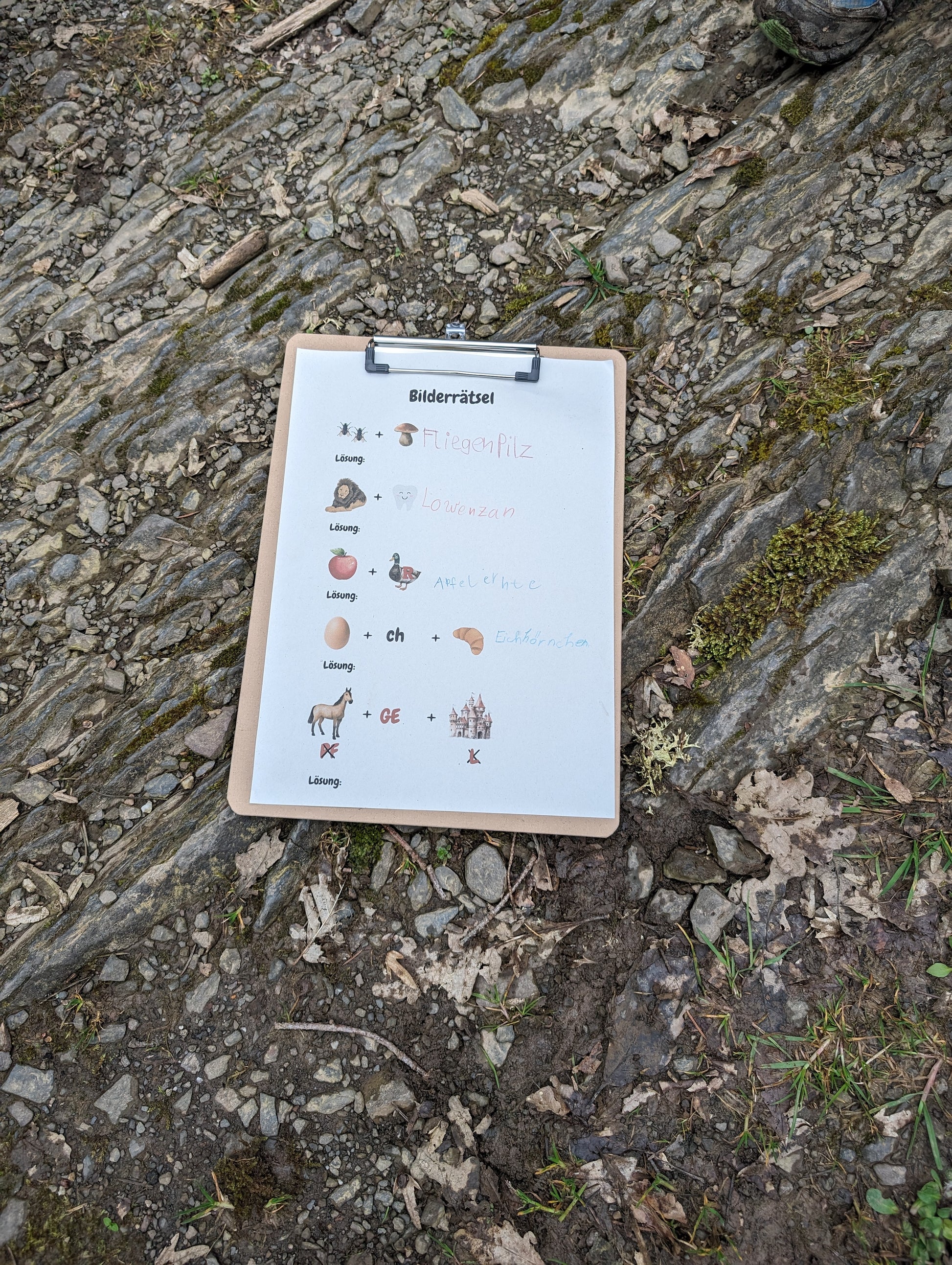 Ein Bilderrätsel gehört auch zur Schatzsuche