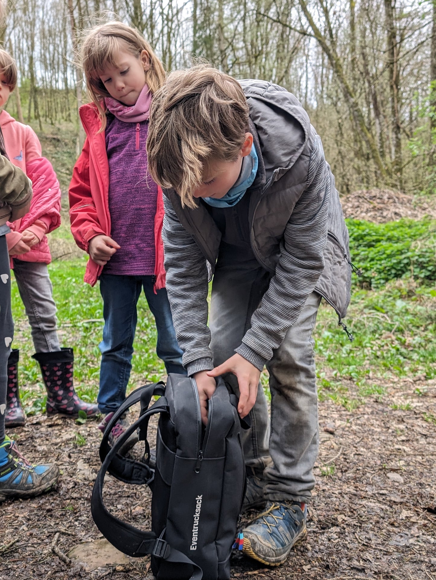 Na was wartet hier auf die Schatzsuchenden? Im Laufe des Erlebnis werden spannende Dinge aus dem Rucksack gezogen