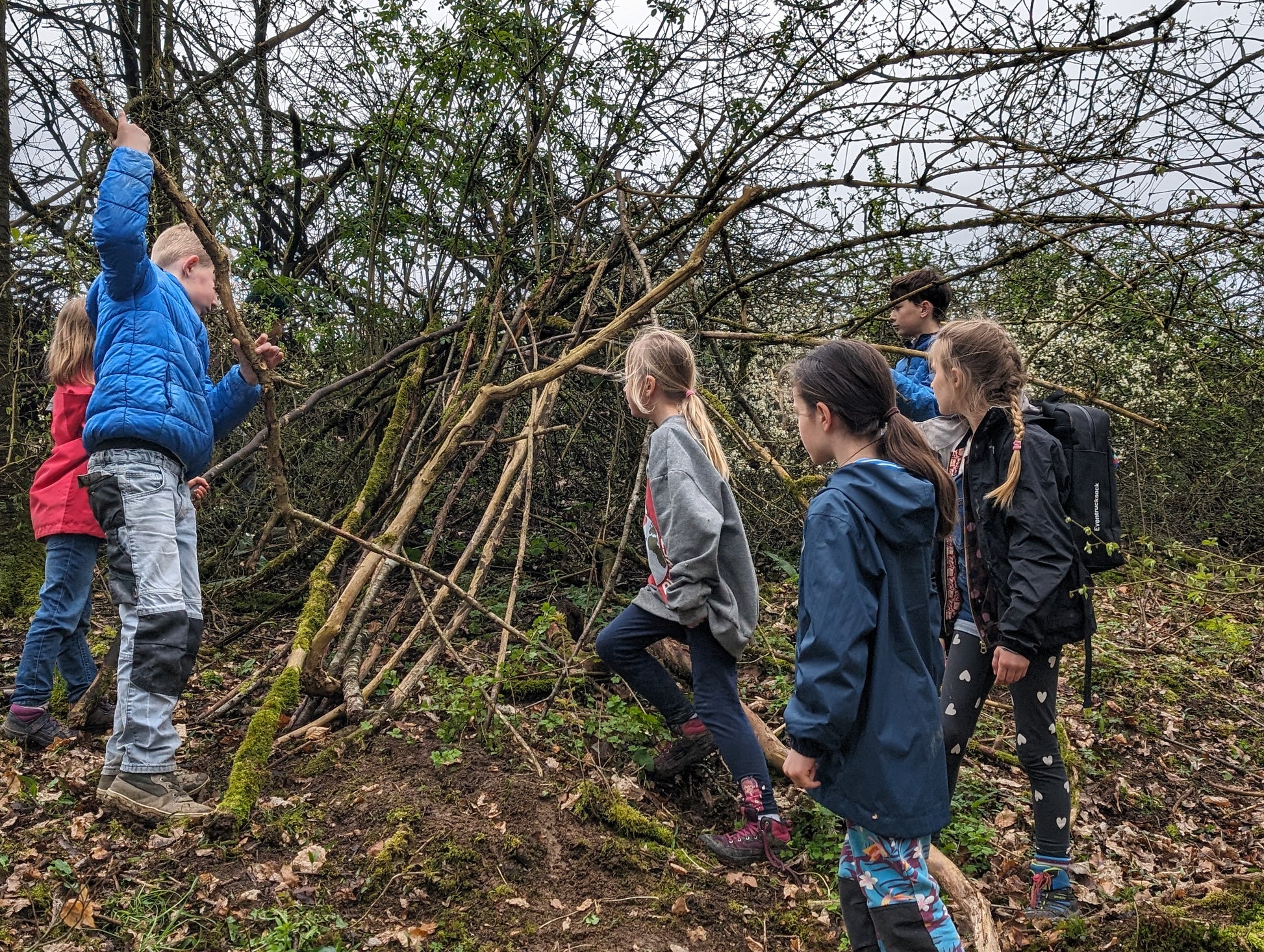 Um das letzte Rätsel zu lösen, müssen die Kinder ein Waldversteck bauen, damit sie auch niemand beim Lösen des Rätsels entdeckt