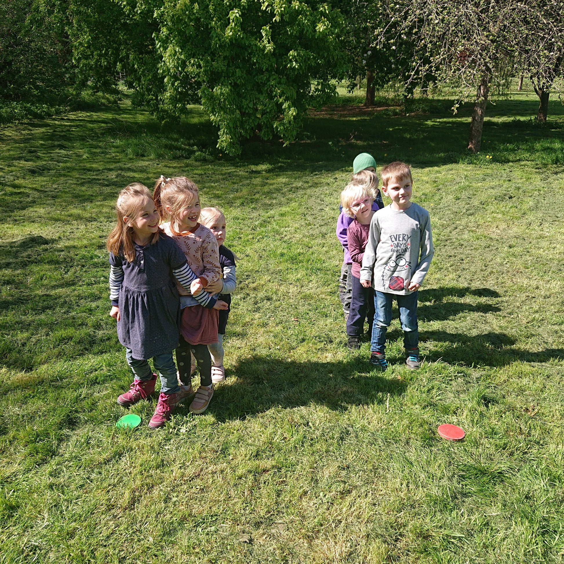 Kinder beim Pferde-Quiz. Springt auf die grüne Seite, wenn ihr der Geschichte glaubt und auf die rote Seite, wenn ihr denkt es handelt sich um eine Quatschgeschichte