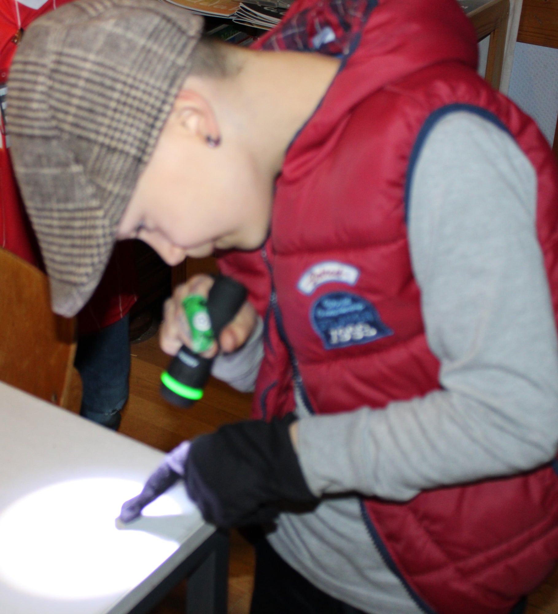 Auf einem Kindergeburtstag macht sich ein Junge auf die Suche nach Spuren, die helfen, ein Rätsel zu lösen.